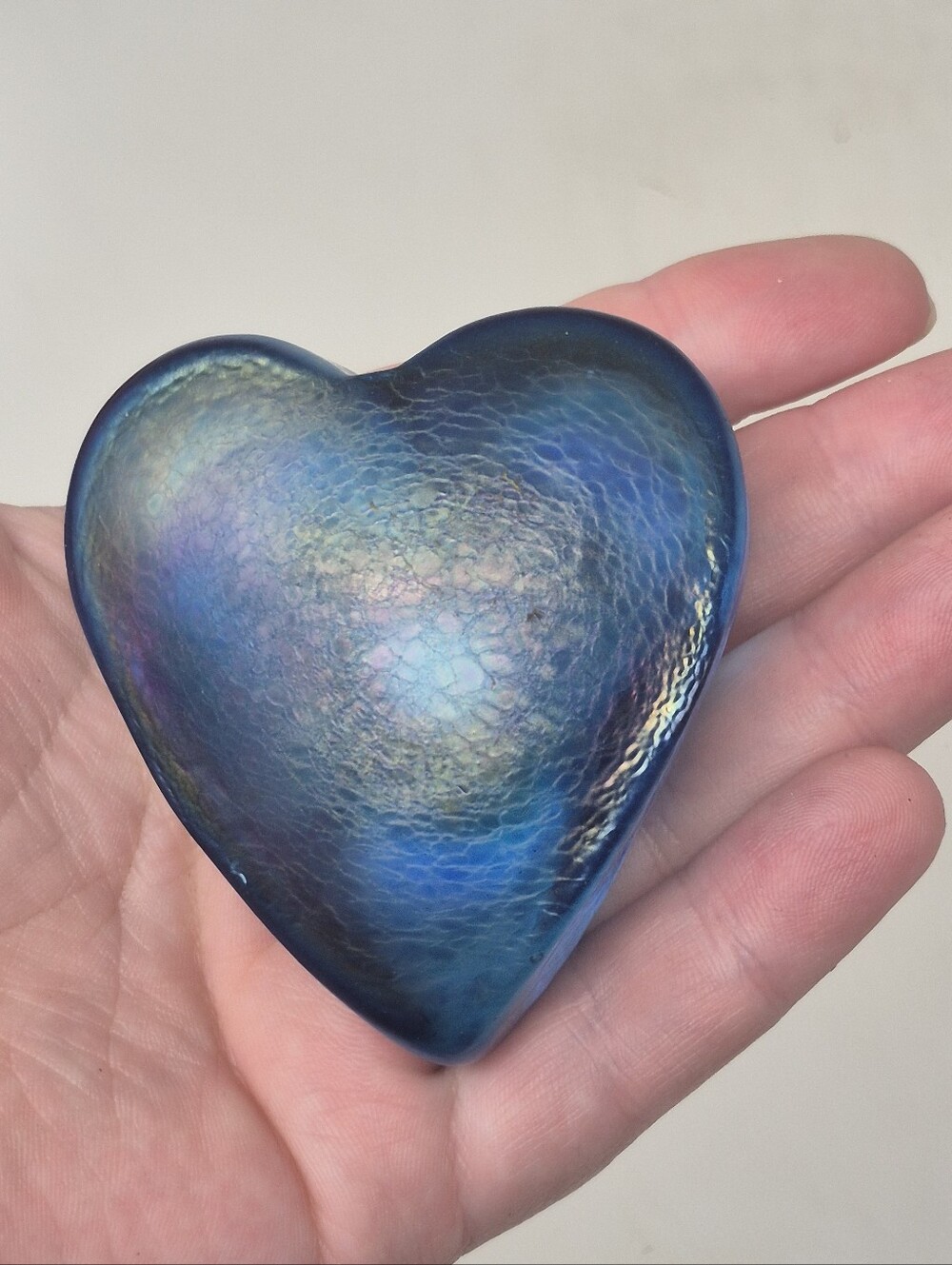 Robert Held Canada Blue Purple Iridescent Heart Paperweight Signed Stunning